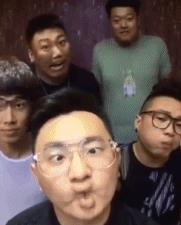 爆笑gif阿姨始终相信自己还年轻,喝一瓶不成问题