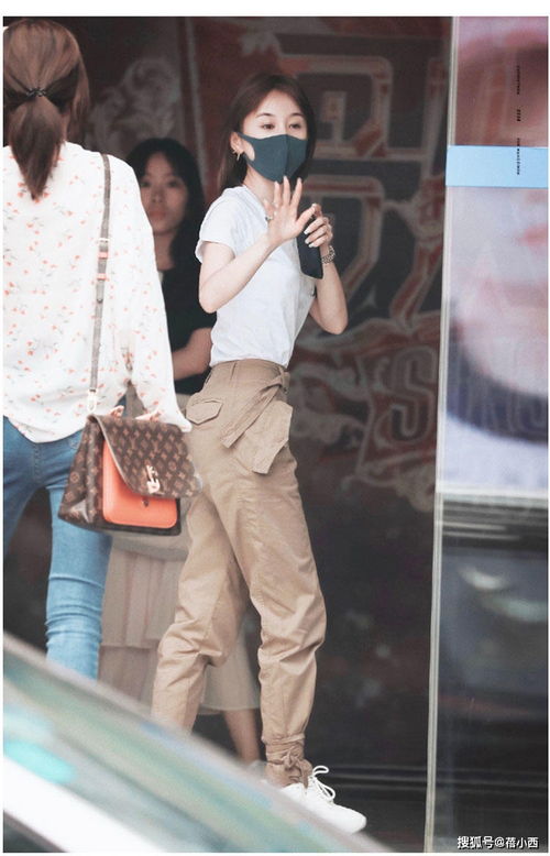 王子文明明是姐姐,却被吴永恩宠成小姑娘,穿白t配工装裤像00后