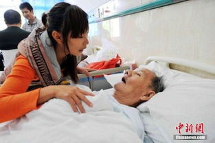 90后贫寒打工妹撞倒孤寡老人辞职陪护