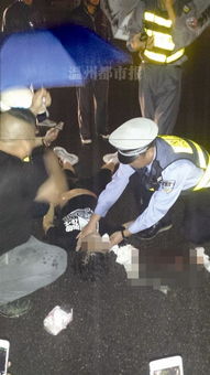 车祸现场救护车还没来交警大雨中人工呼吸救人