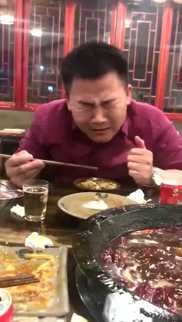 老表第一次到重庆吃火锅,结果辣的不做声了,这表情火了