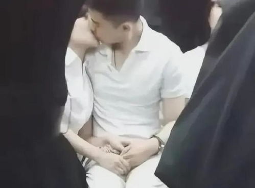 地铁里情侣激情相吻摸胸,女子陶醉闭着眼睛,网友有些辣眼