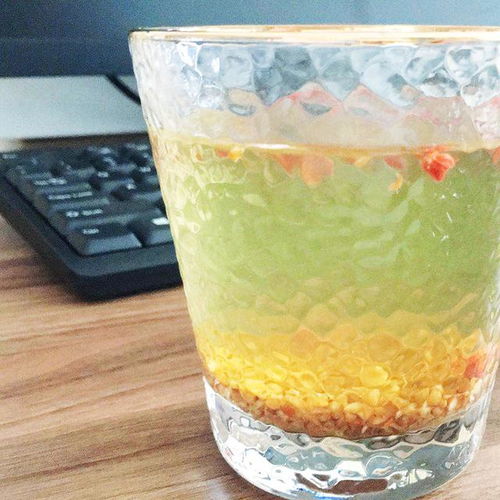 人到中年不由己,保温杯里泡枸杞
