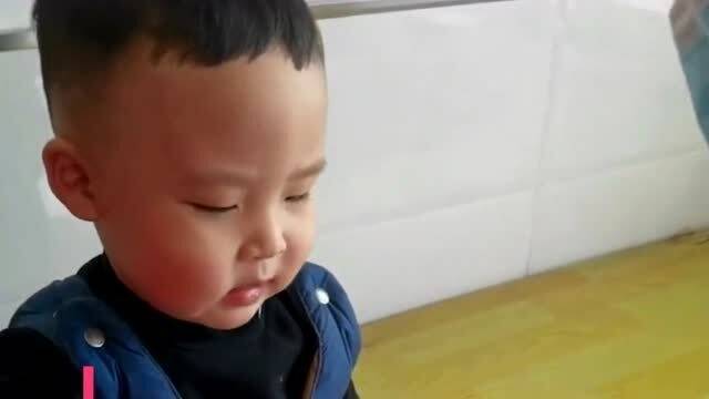 小男孩打针非要自己看着,对着医生勉强一笑接着面部表情管理逐渐失控
