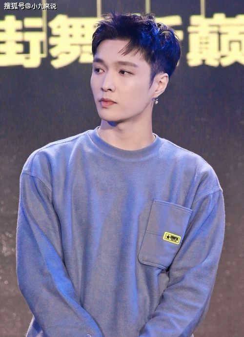张艺兴文艺汇演后台路透曝光,现场女生看到他的表情超可爱
