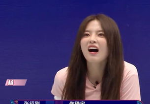 杨超越拉筋痛到不能呼吸,腿掰到150度时,表情也太真实了