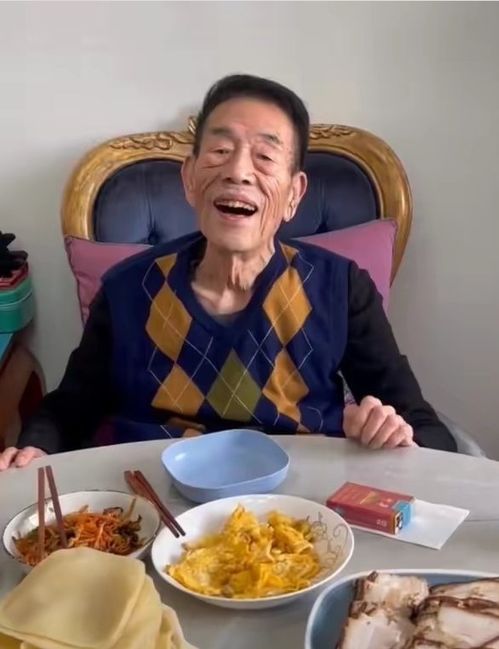 艺术家杨少华近照曝光,表情呆滞行动缓慢,瘦骨嶙峋身体状况堪忧