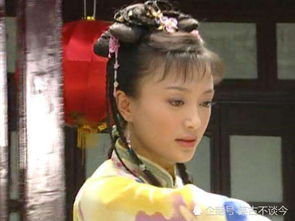 还珠当知画要小燕子表演时,晴儿的表情亮了,与紫薇对比明显