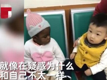 孩子在医院打针碰到黑人宝宝,对视一眼后懵逼,网友表情太真实