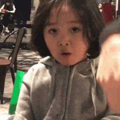 搞笑gif趣图小朋友,你不要哭啦,爸爸妈妈是爱你的