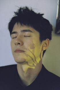 组图刘昊然穿黑衬衫与白玫瑰合影眉头微蹙少年与花相映成诗