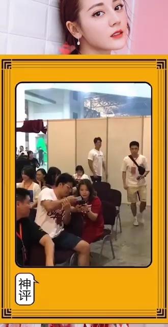 活动现场偶遇凌潇肃,没想到衣服的上字却亮了,是洪世贤没错了