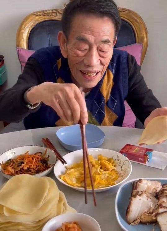 相声大师杨少华近照曝光,皮包骨头瘦脱相,大口吃菜桌面还有华子