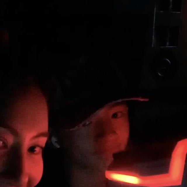 张柏芝罕见被大儿子陪伴出游,咧嘴笑心情大好,lucas却无精打采