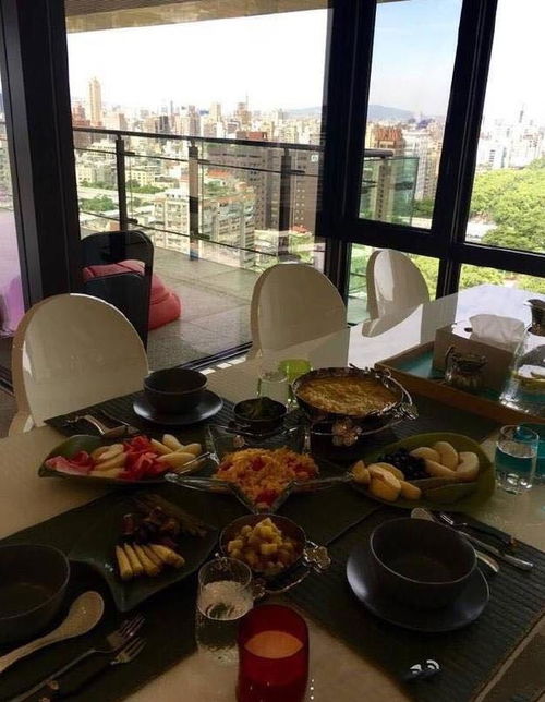 李靓蕾在家防疫不点外卖,给仨孩子做饭玩花样,王力宏变大胡子