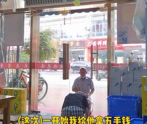 老人经常赶饭点去餐厅乞讨,服务员无奈下跪磕头,老人嘟囔离开