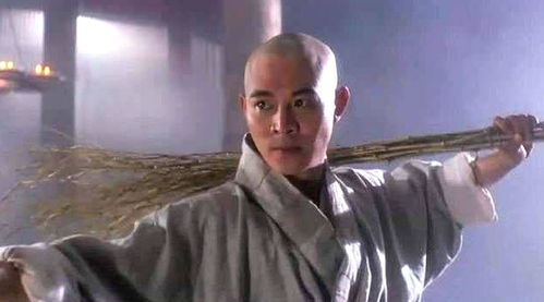 剧中木质兵器成龙的板凳,甄子丹的竹竿,李连杰这个让人害怕