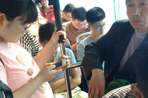 孩子地铁上没让座,被老人大骂没教养,宝妈霸气回怼被所有人夸赞