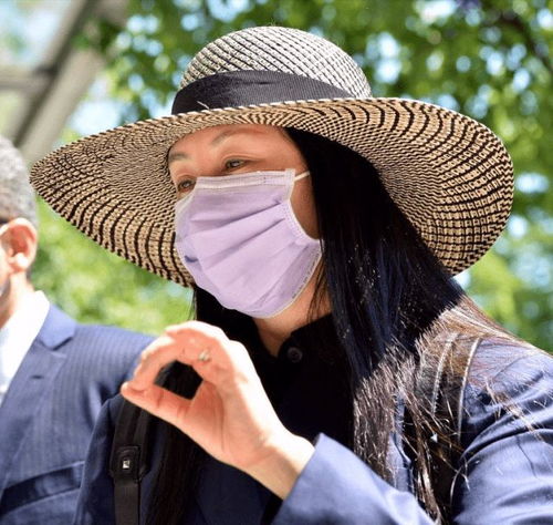 时隔三个月孟晚舟终于亮相戴大檐帽演绎度假风,背双肩包真减龄