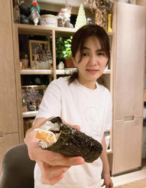 ella小秀厨艺,穿简约白t不似节目中精致,3岁劲宝西瓜头出镜超萌