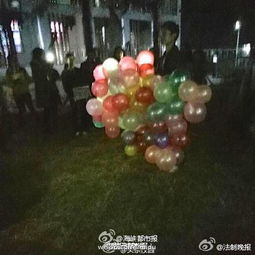 贵州民族大学男生告白失败却被围观女孩看上网友调侃告白气球