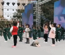 搞笑gif趣图妹子,你的表情看不透啊,到底好不好喝