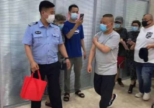 郭德纲天津接种疫苗,穿着朴素打针时表情逗趣,老艺术家也怕打针