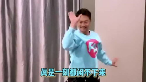 印小天颁奖前在后台大秀舞技,舞蹈动作豪放妖娆,表情管理太抢眼