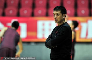 北京备战将帅表情严肃老马独坐场边沉思