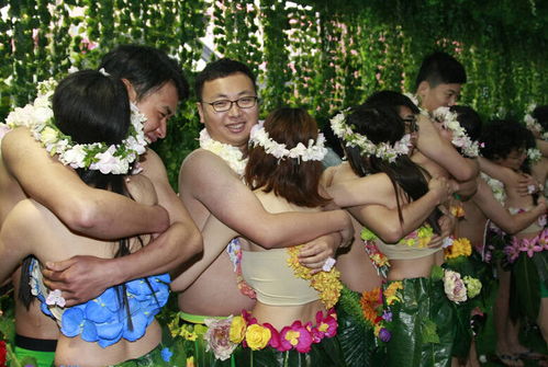 90后情侣雨中激吻,集体裸婚组图