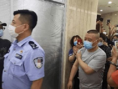 郭德纲现身天津接种疫苗被围观热情和大家打招呼