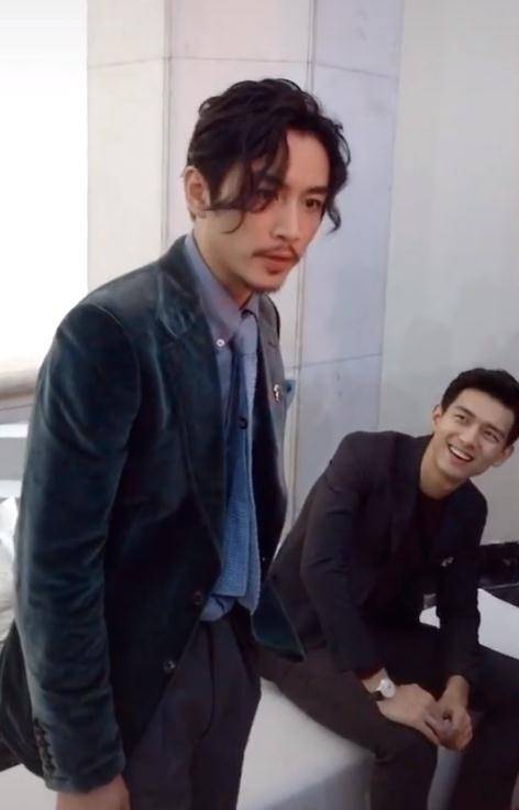 陈晓出席活动,却被身后李现的表情抢镜,网友不太聪明的亚子