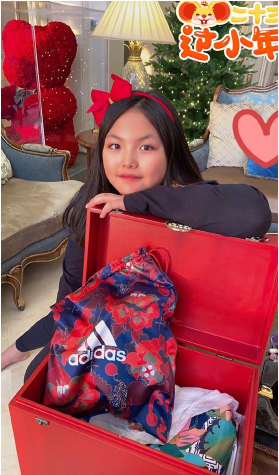 李湘晒王诗龄童年照片,变化大到认不出,谁说富养很肤浅