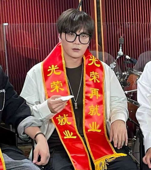 苏醒晒光荣再就业锦旗,声称5人都挺开心,却被真实表情打脸