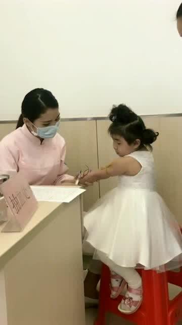 萌娃打针超级乖,还不忘来个表情秀,真是个省心的孩子