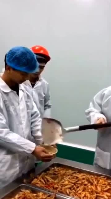 红色安全帽小伙,专治食堂阿姨手抖,你们还不学起来