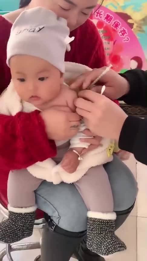 带儿子来医院打针,没想到不按套路出牌,手机拍下全过程妈妈表情亮了