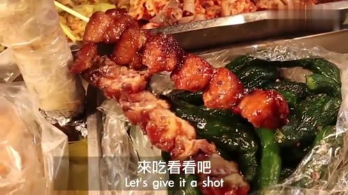 老外在中国老外吃鸡爪和鸡屁股,看看他吃后的表情