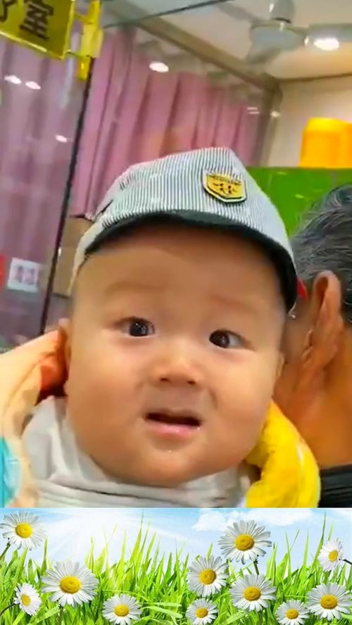 排队打针的小朋友,这个表情是有点紧张嘛