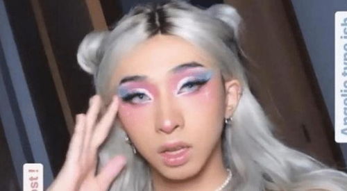 伊能静儿子多次穿女装,化浓妆表情妩媚,她回应尊重孩子自由