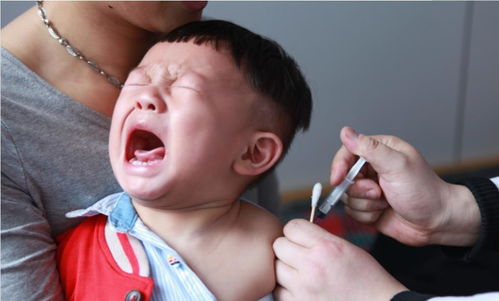 男孩受伤去换药,发现护士竟是妈妈后表情亮了,孩子为啥怕打针呢