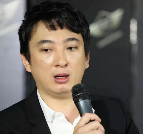 王思聪日本租游艇出海,跷二郎腿表情傲娇女伴已换成了外国美女