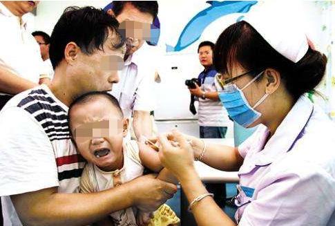 幼儿园采血现场失控,娃的表情一个比一个亮,网友够我笑一天