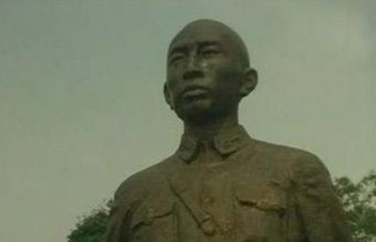 出川抗战前为母洗脚,遭上司陷害弹尽粮绝自尽,全国为他降半旗