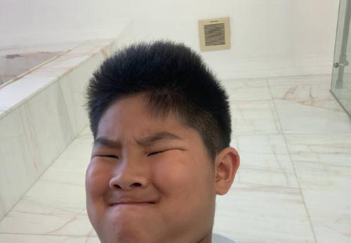 胡可晒小鱼儿厕所自拍照,鱼儿越长越像安吉,表情丰富喜剧感拉满