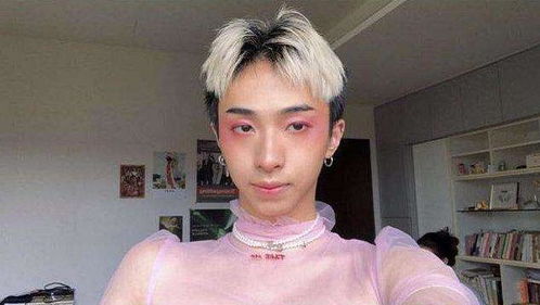 伊能静儿子再次晒出女装照片,满屏粉色,是否成为下一个金星
