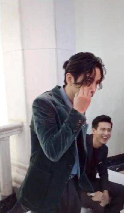 以前还只是陈晓的人肉背景,气质笑容真的很普通人如今成这样