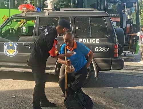 点赞邓州特警真情救助失明孤寡老人
