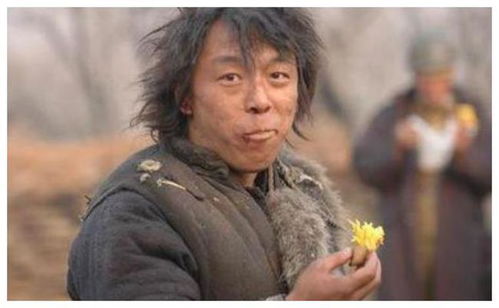 同样是扮演乞丐,黄渤破衣烂衫,周星驰用手抓饭,杨颖这是在干嘛
