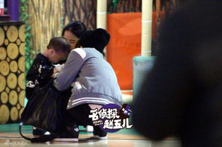 吴京喝高表情呆滞咧嘴傻乐谢楠独带儿子逛街